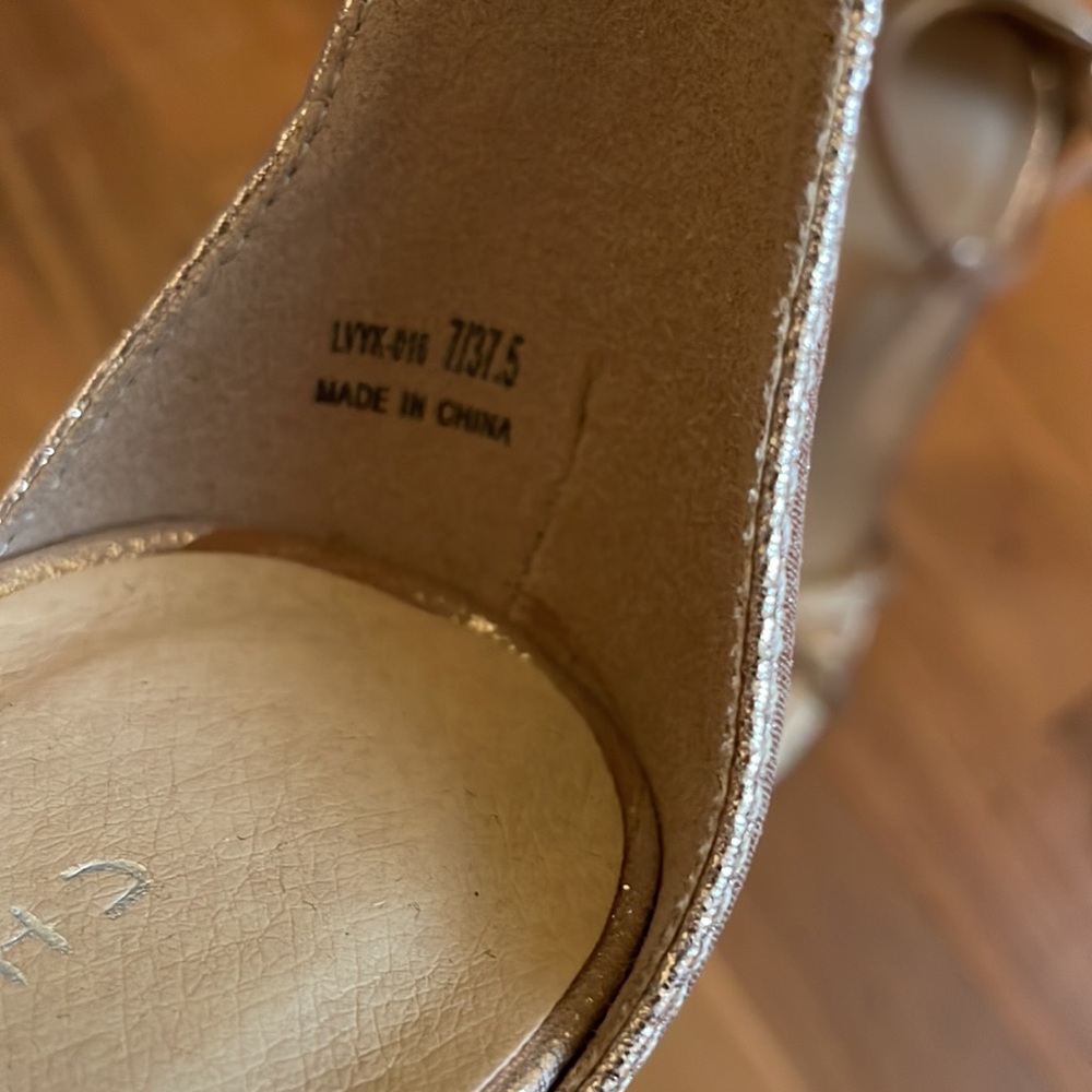 EUC worn once Chinese Laundry brushed gold t-strap heels! - Picture 2 of 4